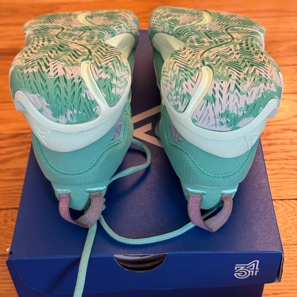 Giannis Immortality 2, basketball sneaker, kids size 6. Very good condition. - Picture 5 of 9